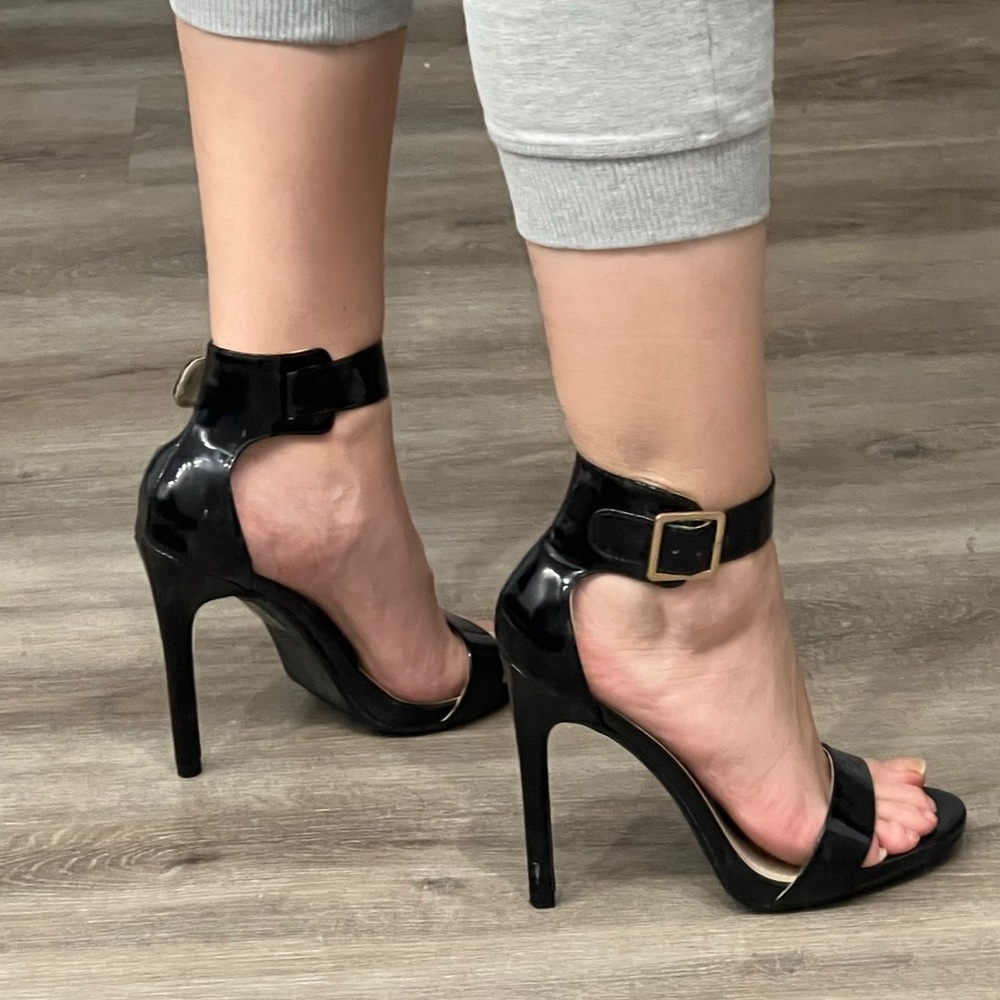 GLOSSY OPEN TOE HIGH HEELS